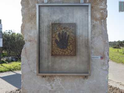 ...e dall�altro l�impronta di una mano impressa nel terreno
